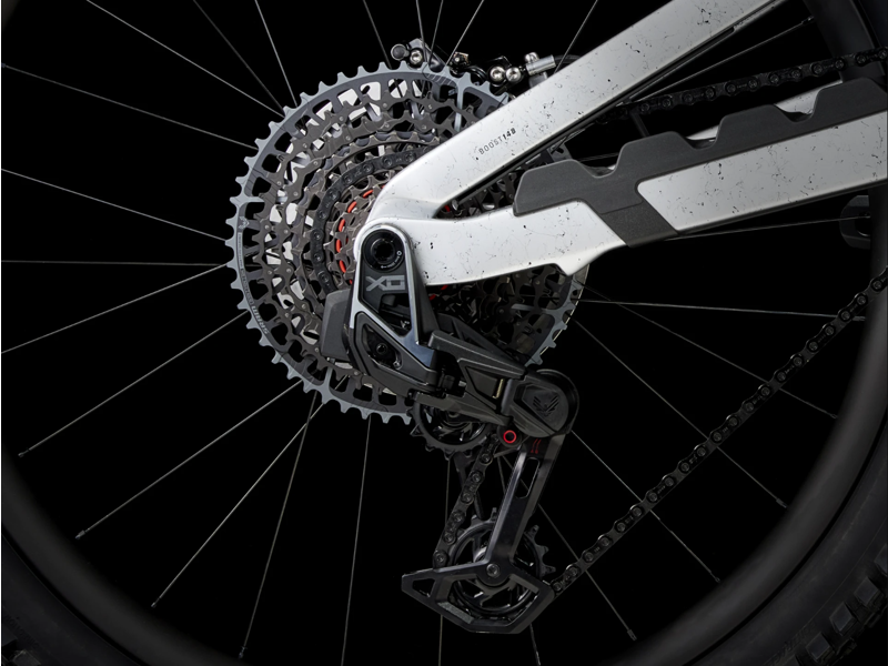 Trek Slash 9.9 XO AXS Gen 6 Full Suspension Mountain Bike 2024 in Argent Drizzle-2